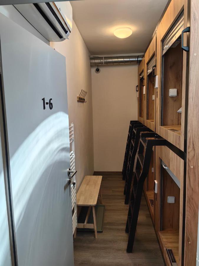 Capsule Hostel Erbenova Prague Extérieur photo