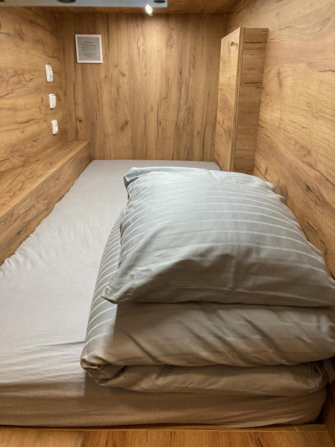 Capsule Hostel Erbenova Prague Extérieur photo