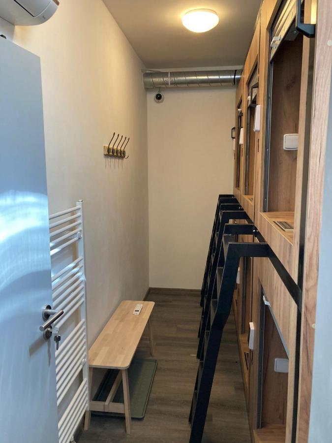Capsule Hostel Erbenova Prague Extérieur photo