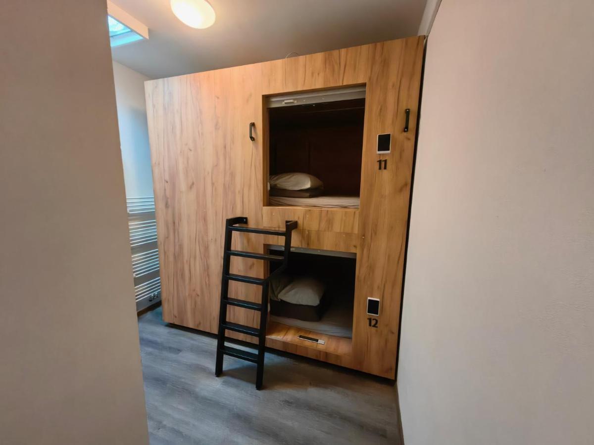 Capsule Hostel Erbenova Prague Extérieur photo