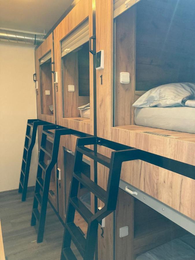 Capsule Hostel Erbenova Prague Extérieur photo
