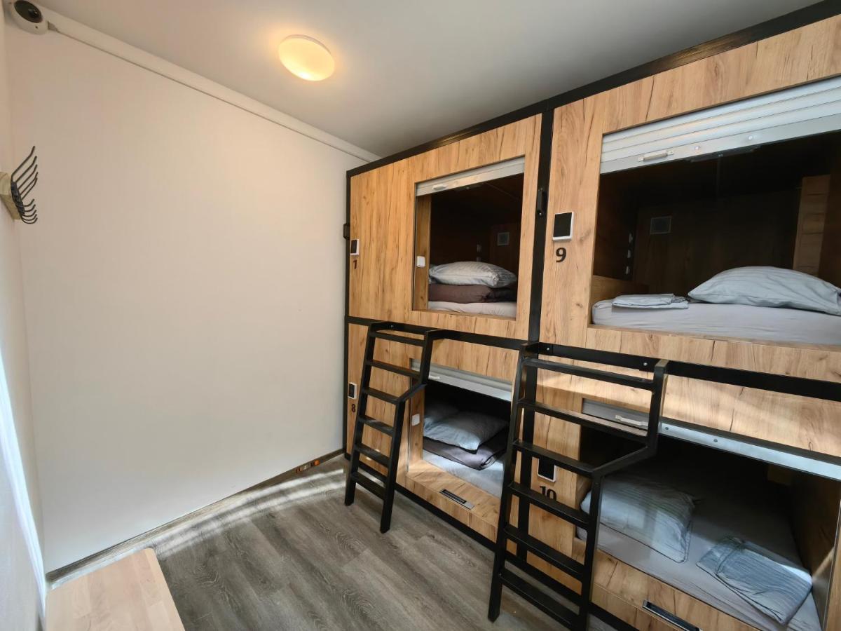 Capsule Hostel Erbenova Prague Extérieur photo
